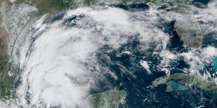 Cyclone hits India’s East Coast