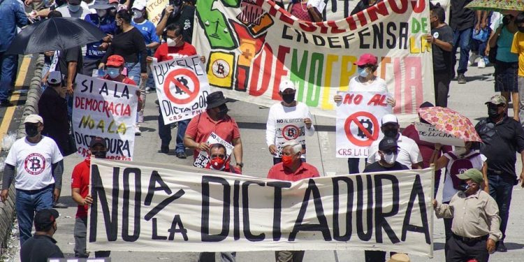 Salvadorans Protest Against Legalization of Bitcoin