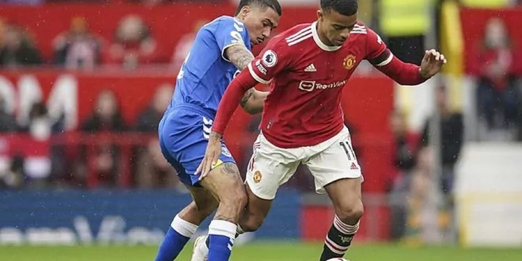 Everton drags Man United to a draw