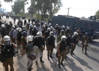 Four Pakistani Police Killed in Violence