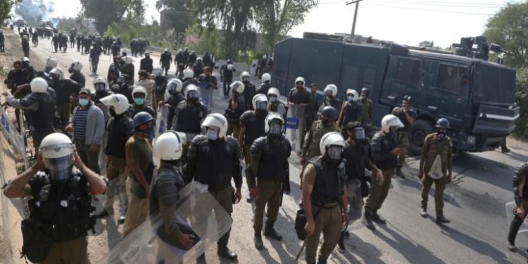 Four Pakistani Police Killed in Violence