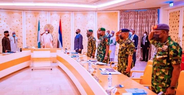 Buhari meets with security chiefs
