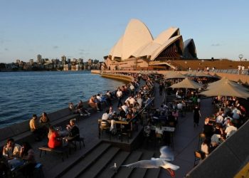 Australia halts plan to re-open borders