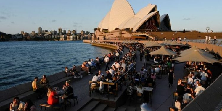 Australia halts plan to re-open borders