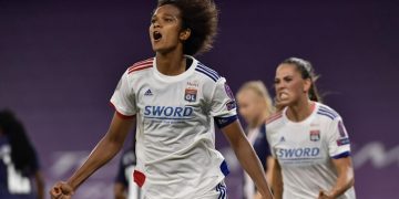Lyon Beats Benfica 5-0 in Lisbon
