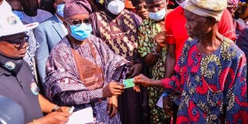 Osun Government Commence Distribution of Health Insurance Cards