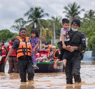 Torrential Rains Displace Thousands in Malaysia