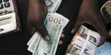 Naira Falls to N581/$1 at the Parallel Market