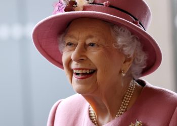 Queen Elizabeth returns to work after COVID-19