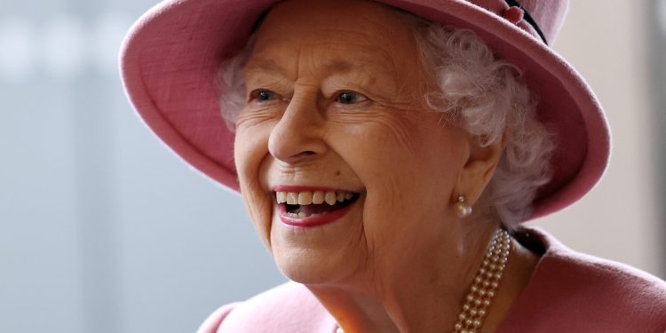 Queen Elizabeth returns to work after COVID-19