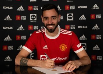 Manchester United Midfielder Extends Contract with Club