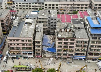 Five rescued in collapsed building in China