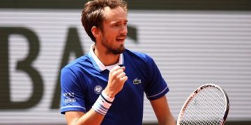Medvedev Beats Djere to Qualify for Fourth Round of the French Open