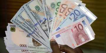 Naira slumps to N595/dollar