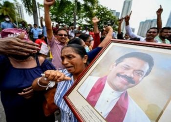 Troops evacuate out going Sri Lankan Prime Minister