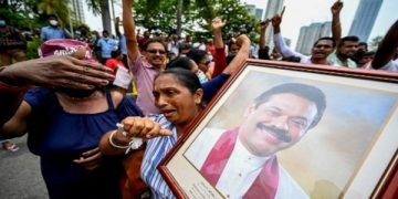 Troops evacuate out going Sri Lankan Prime Minister