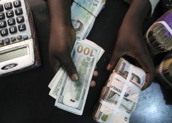 Naira Closes at N422.5/$1