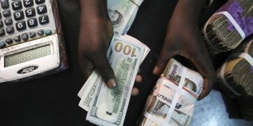 Naira Closes at N422.5/$1