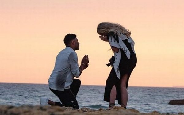 Oxlade-Chamberlain Engages Girlfriend