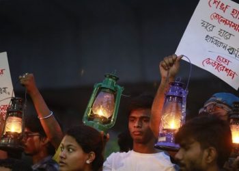 Bangladesh Close Schools to Reduce Office Hours