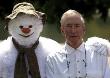Snowman Illustrator Dies at 88