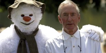 Snowman Illustrator Dies at 88