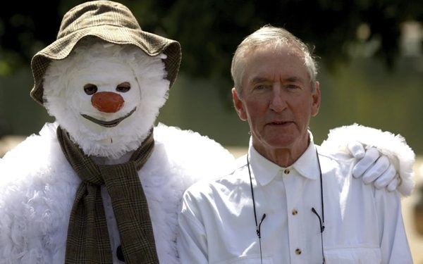 Snowman Illustrator Dies at 88