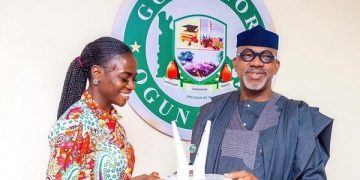 Amusan Receives N5m Cash Gift from Abiodun