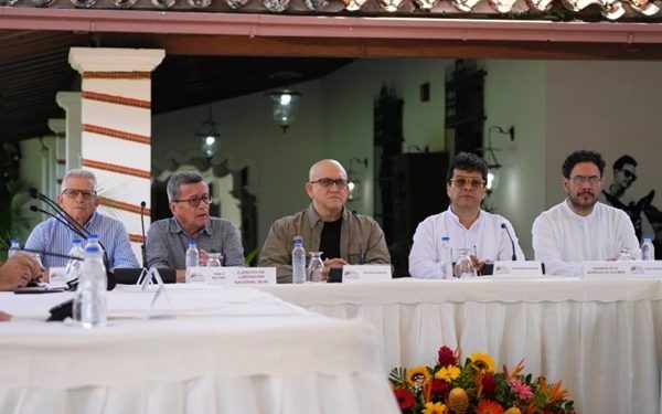 Colombia to re-establish peace talks with rebel group